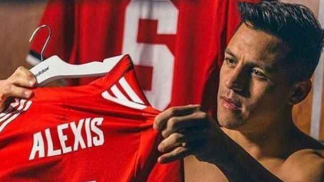 Alexis con la camiseta del Manchester United. Foto: Instagram (@alexis_officia1)