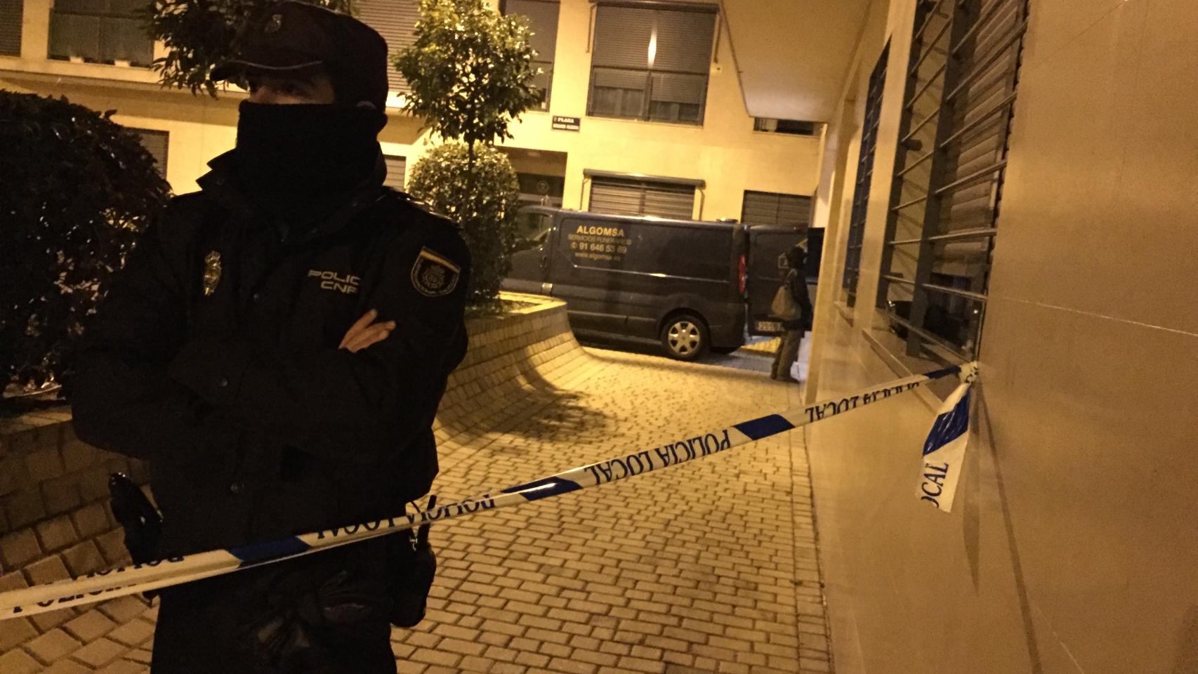 La policía en la puerta de José Alberto Gámez, que mató a sus dos hijos en Getafe y luego se quitó la vida.