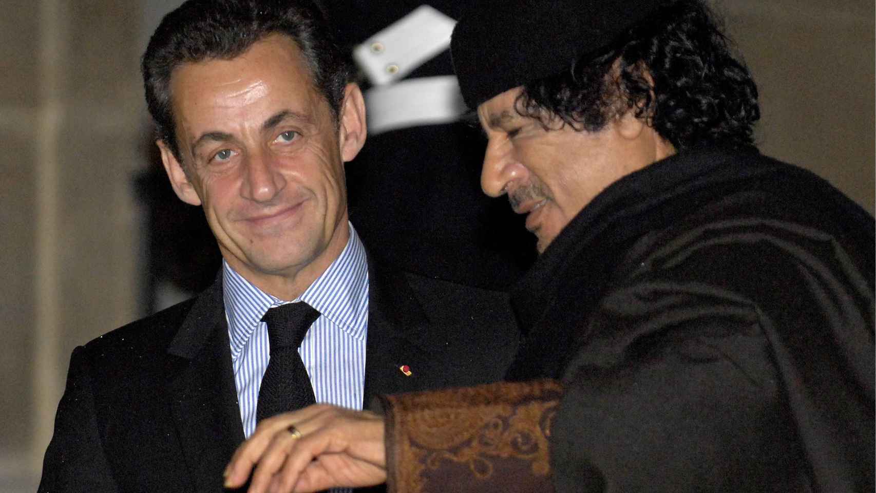 Sarkozy junto a Gadafi.