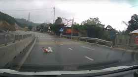 Rescatan a un bebé que gateaba en medio de la carretera