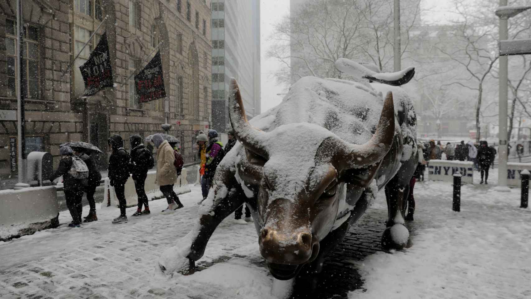 Refrescando los ánimos. La escultura del toro de Wall Street en Nueva York cubierta de nieve por la tormenta polar con la que ha comenzado la primavera. REUTERS/Lucas Jackson.