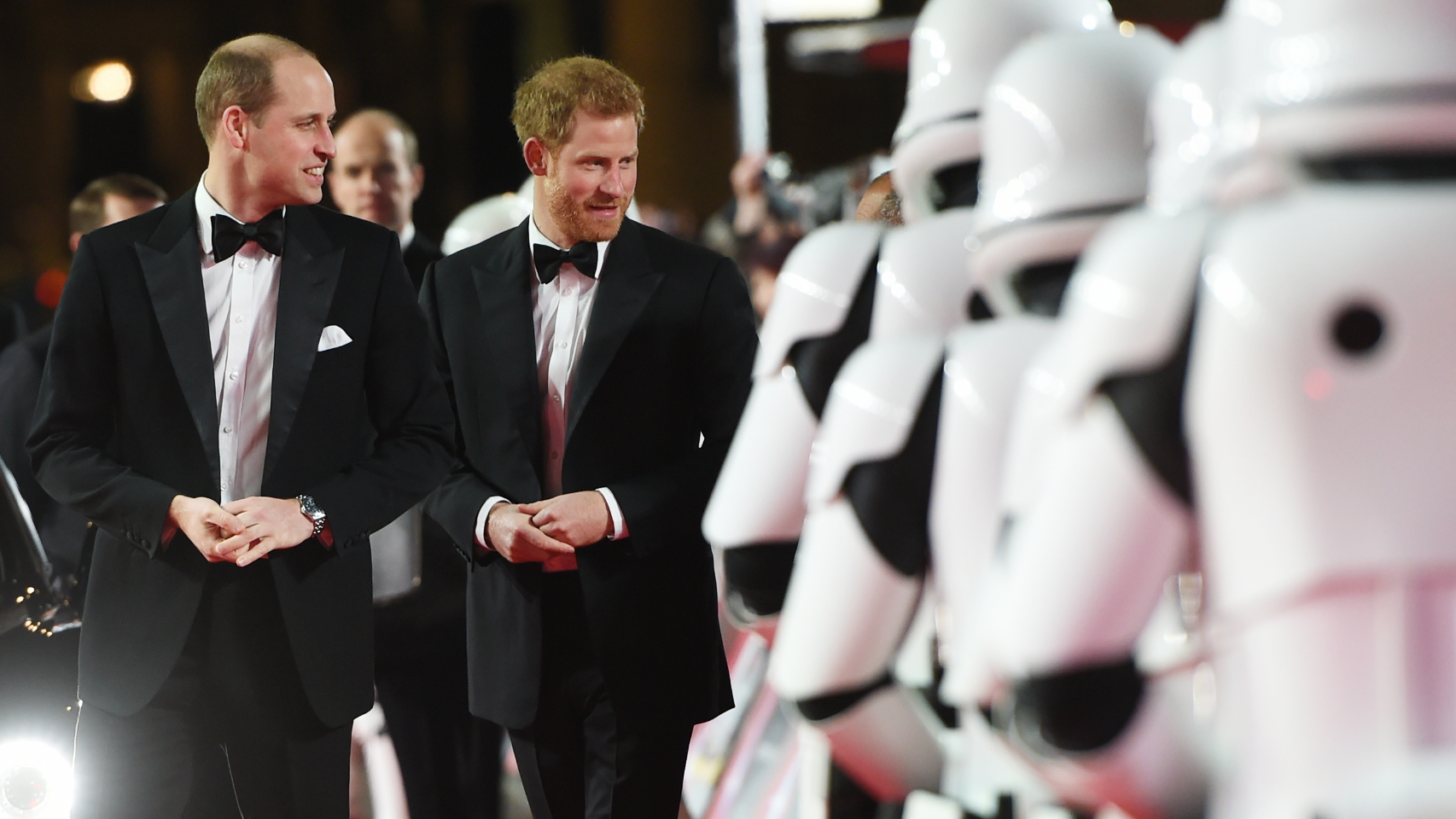 Harry y Guillermo de Inglaterra en la premier de Star Wars.