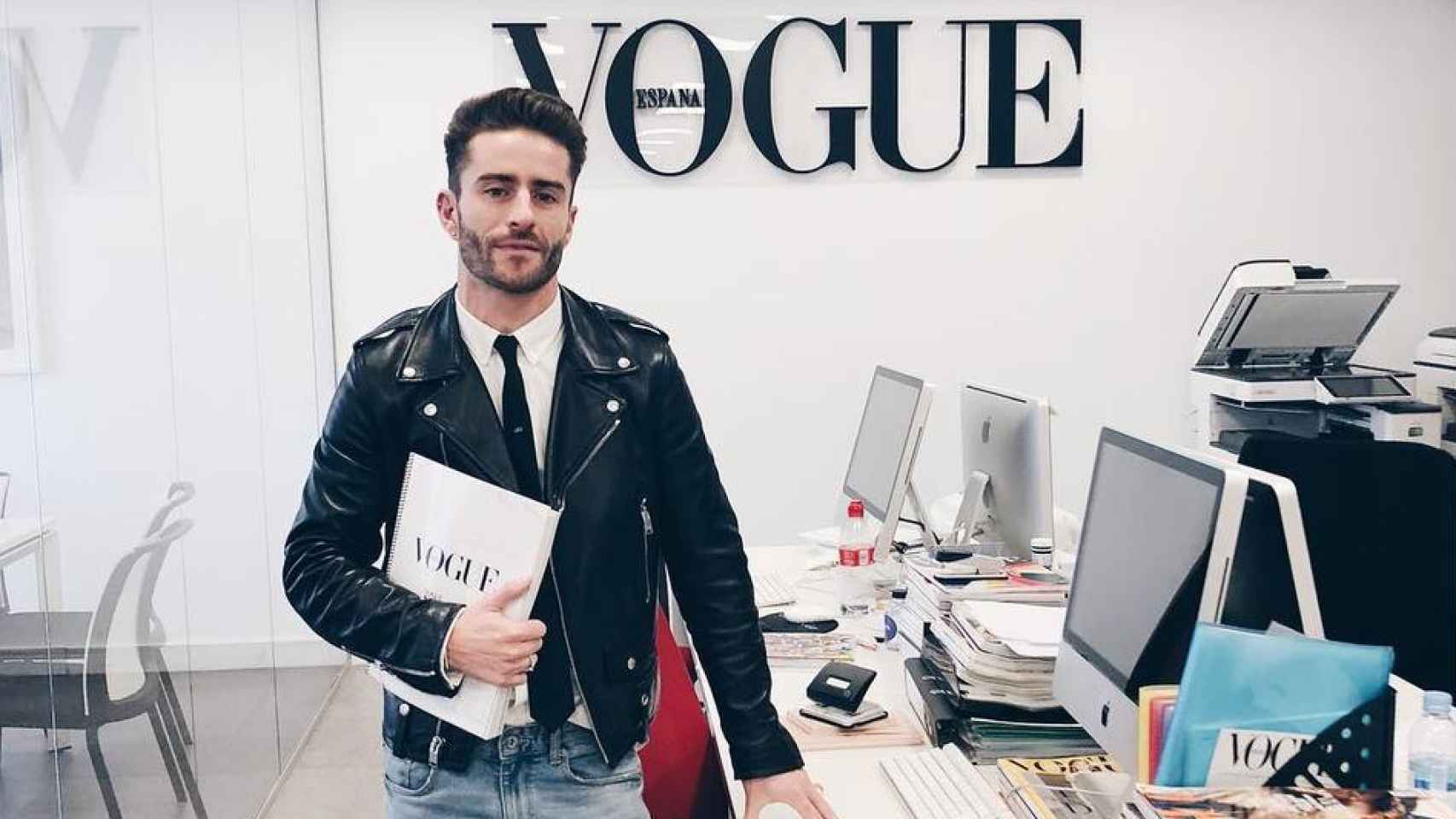 El estilista y diseñador, Pelayo Díaz, ha visitado las oficinas de Vogue España. El joven ha salido muy satisfecho y contento, ya que se han generado debates muy interesantes.