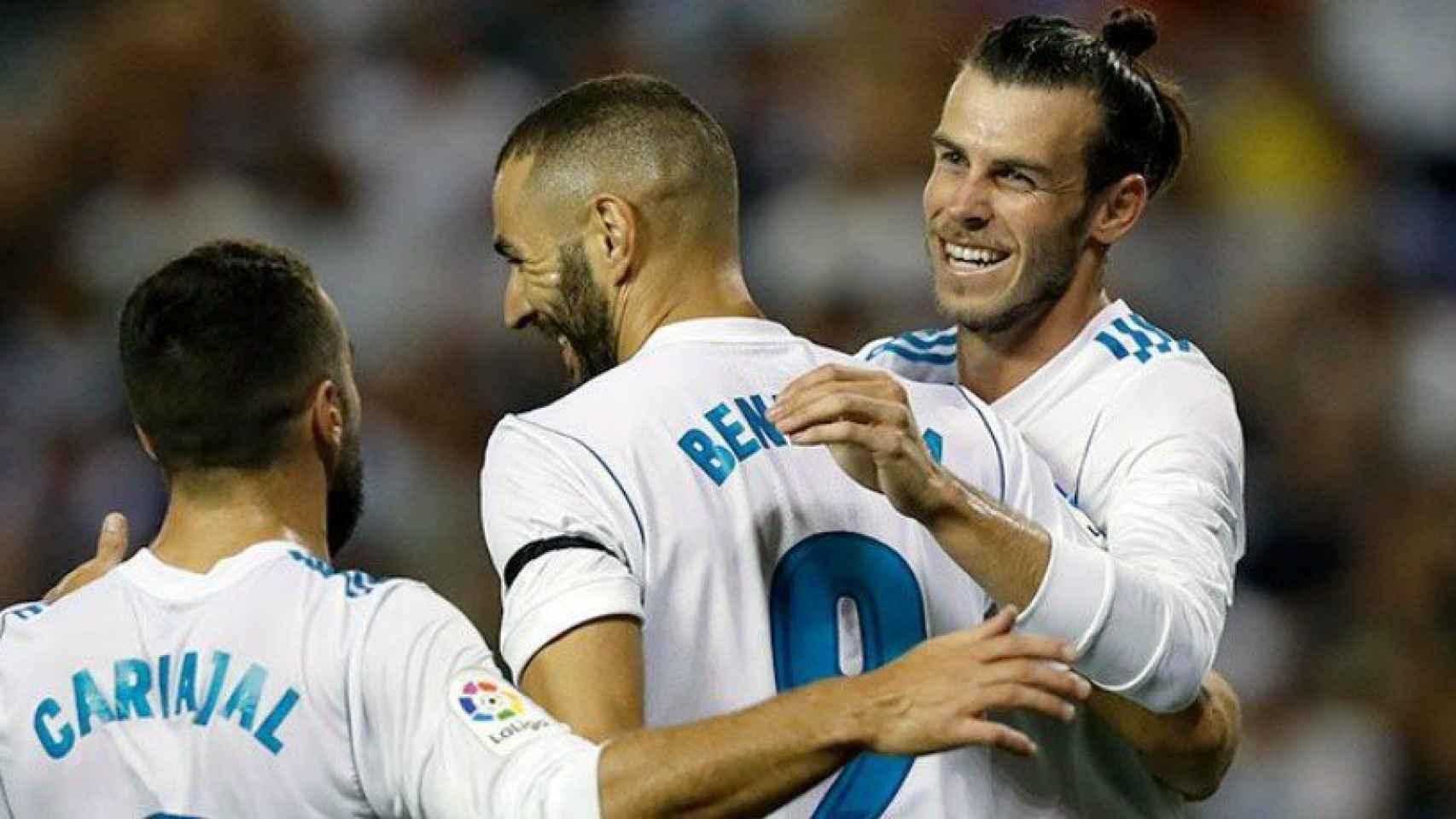 Bale, Benzema y Carvajal celebran un gol en Riazor