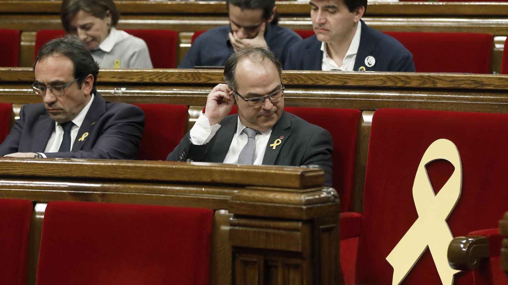 Jordi Turull, junto al escaño vacío de Carles Puigdemont en el Parlament.