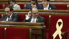 Jordi Turull, junto al escaño vacío de Carles Puigdemont en el Parlament.