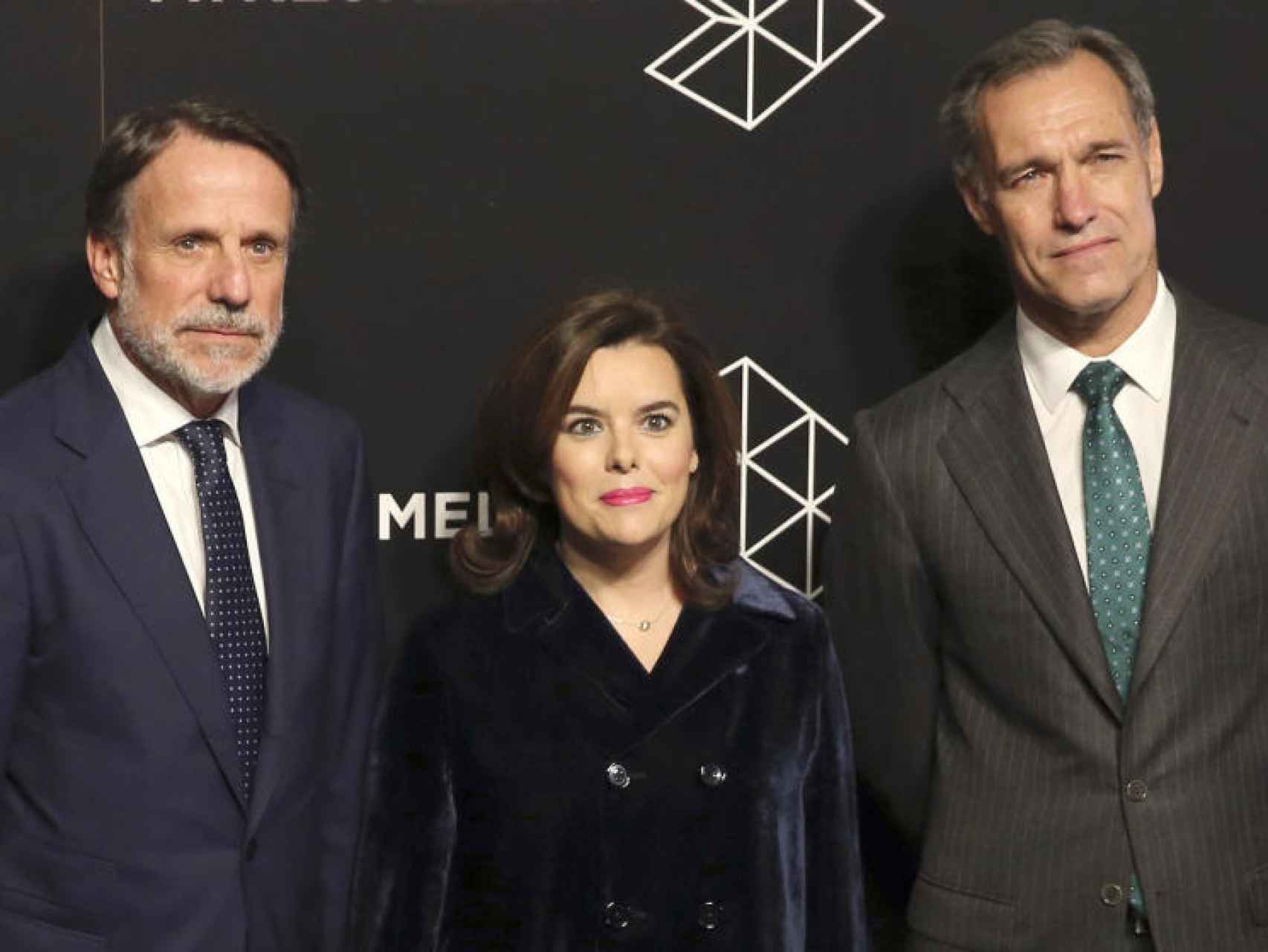 El presidente de Planeta José Creuheras, la vicepresidenta del Gobierno Soraya Sáenz de Santamaría y y el consejero delegado de Atresmedia, Silvio González.