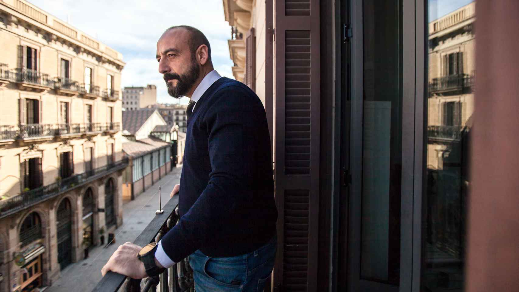 Jordi Cañas, en el balcón de su apartamente en el barrio del Borne de Barcelona.