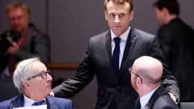 Macron conversa con Juncker y Charles Michel durante la cumbre de la UE