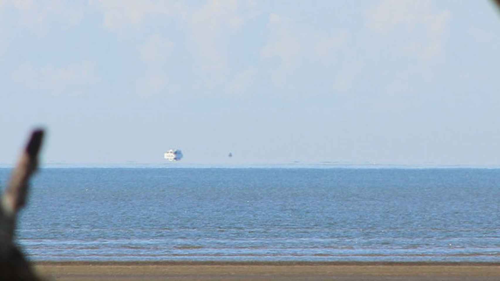 Fata Morgana. Un ejemplo de imagen que muestra un barco que parece estar flotando sobre el horizonte.