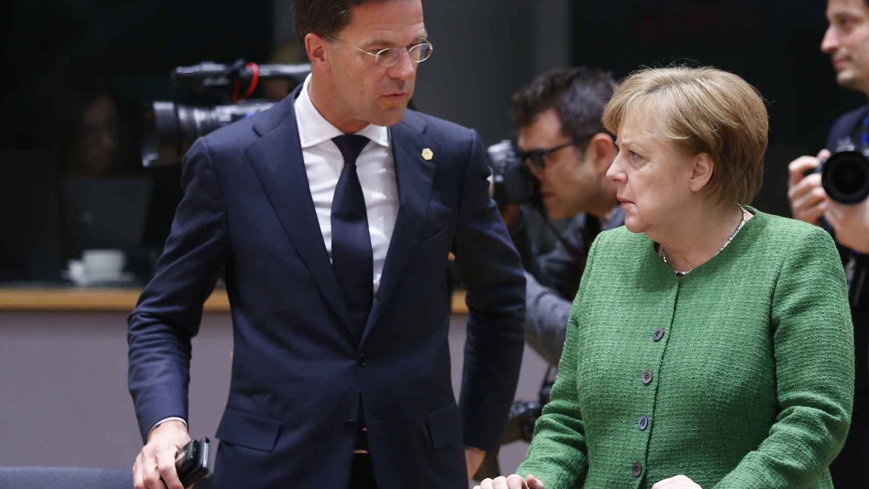 Rutte conversa con Merkel durante la cumbre de la UE
