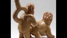 Un huaco inca que muestra a un hombre copulando con una mujer-animal.