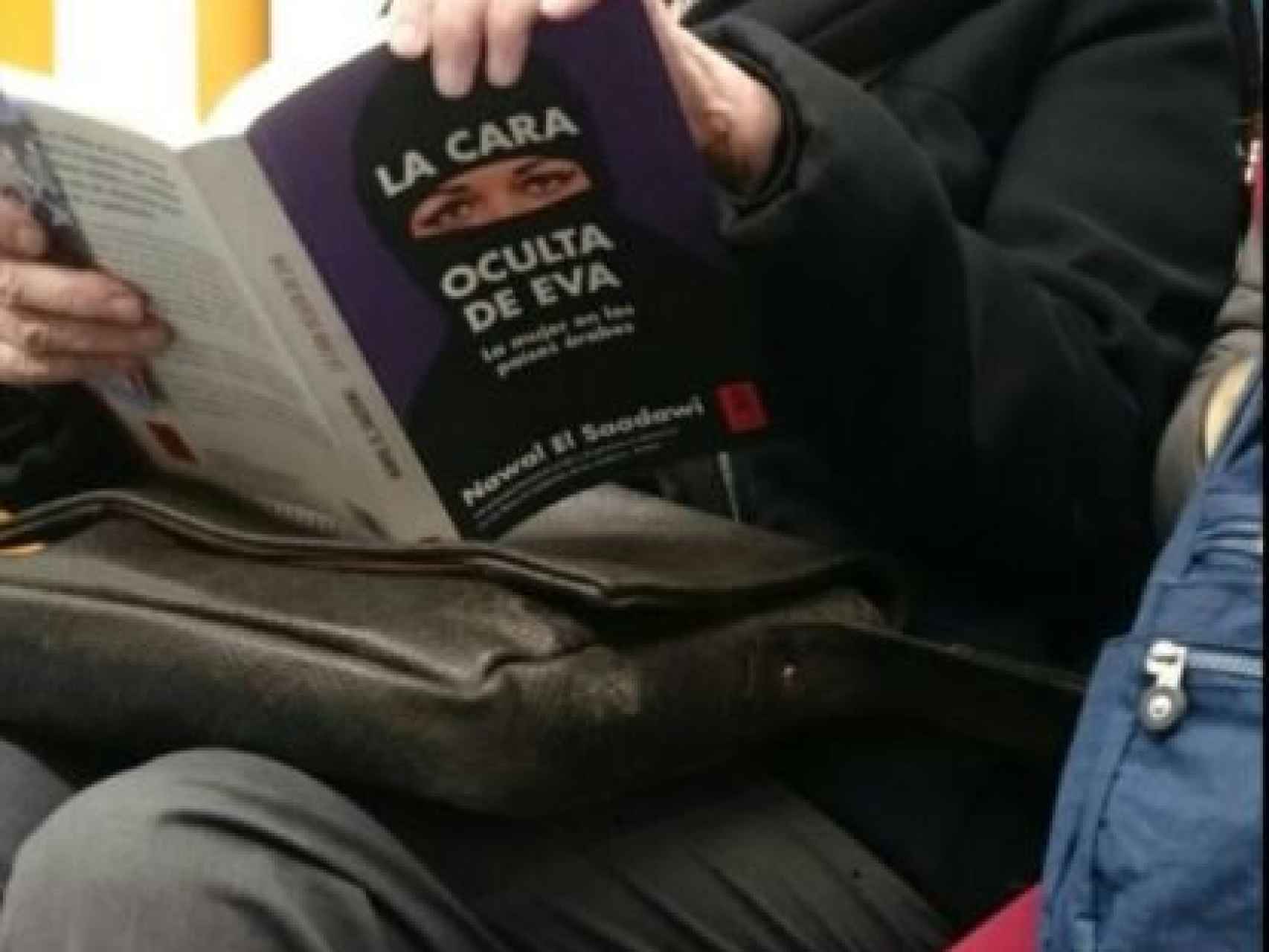 Carmena leyendo en el metro de Madrid esta mañana.