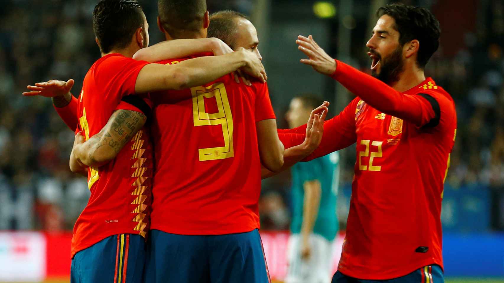 España celebra el gol de Rodrigo.