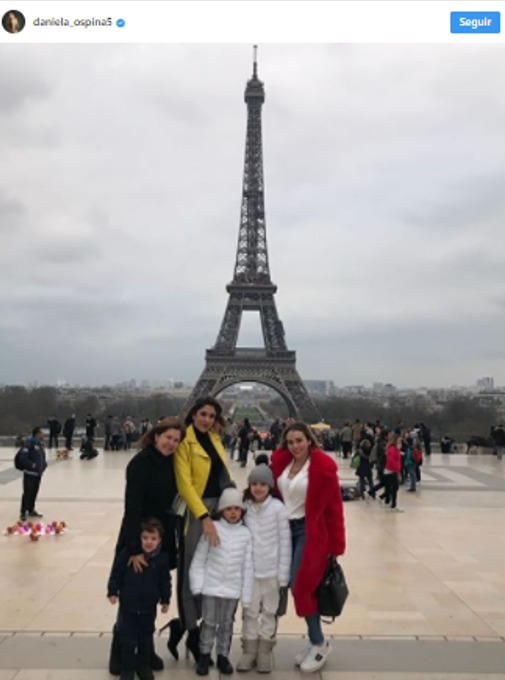 Daniela Ospina con su familia en París