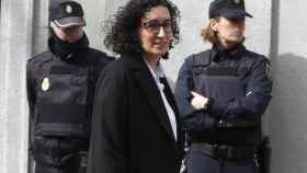 Marta Rovira frente a dos policías nacionales, antes de su huída de la justicia.