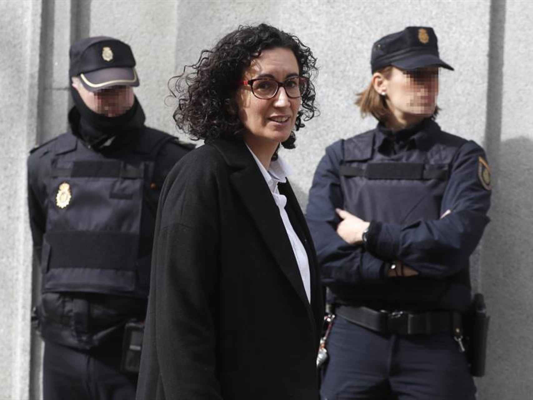 Marta Rovira frente a dos policías nacionales, antes de su huída de la justicia.