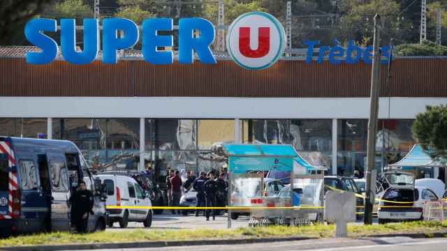 Acceso al supermercado donde se ha producido el atentado con rehenes