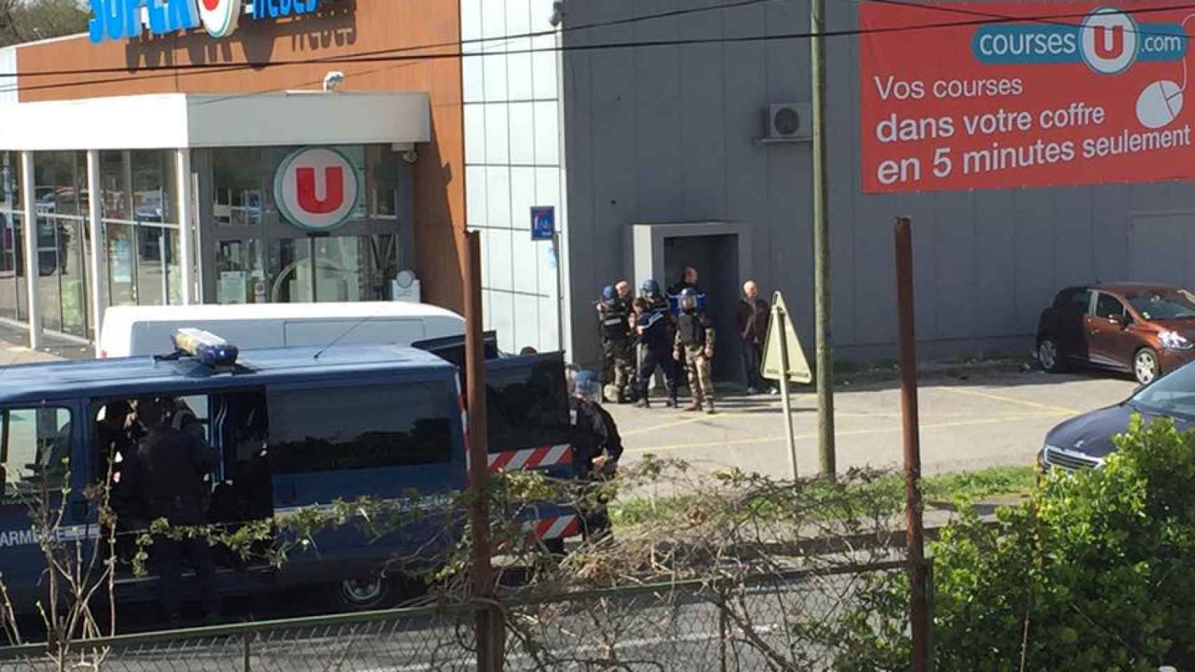 La Policía francesa en el lugar del secuestro.