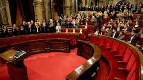 El pleno del Parlament con los lazos amarillos