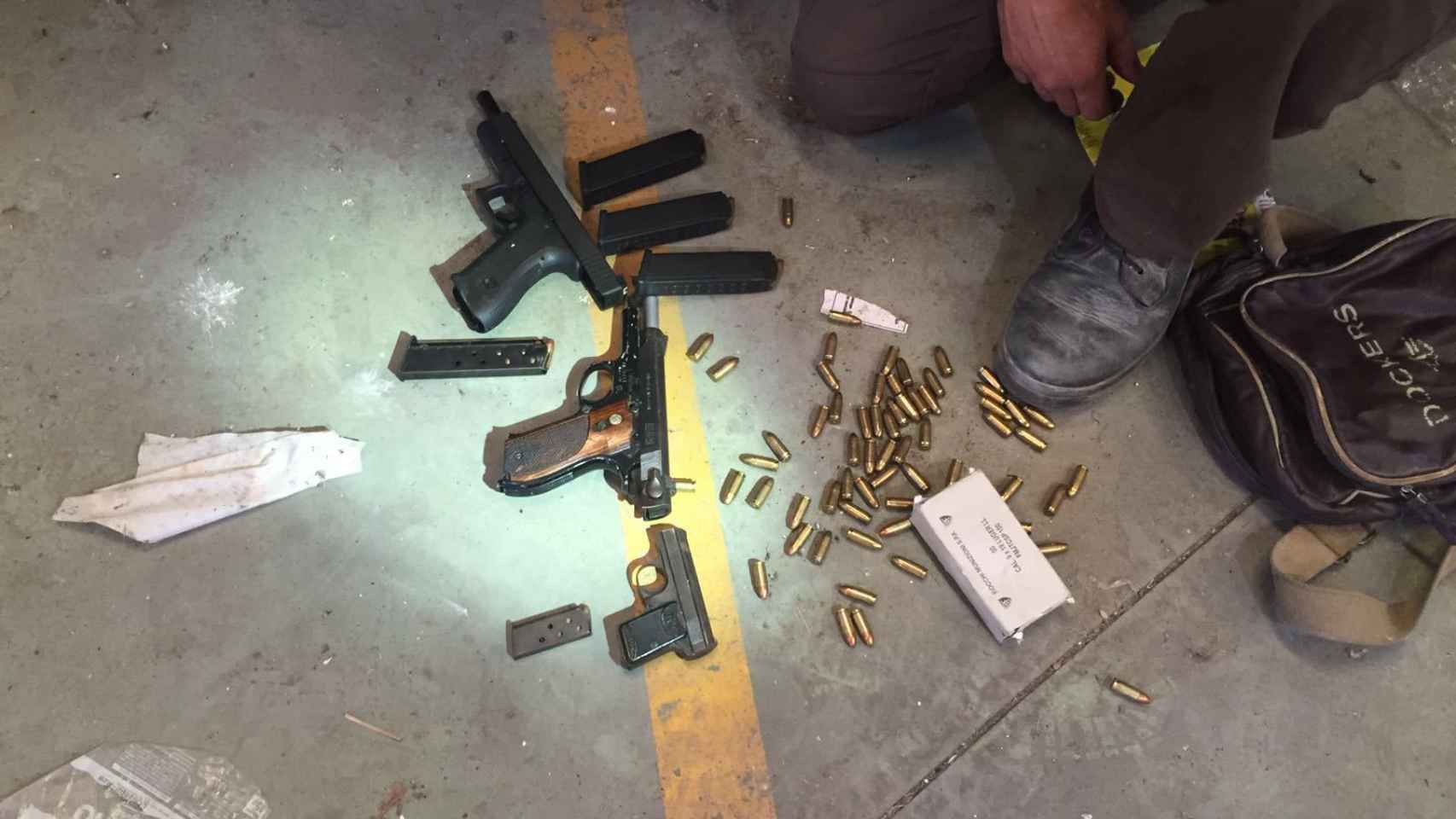 Armas y munición decomisados a un grupo dedicado al tráfico internacional de heroína.