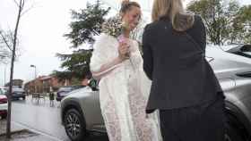 Gemma Mengual a su llegada a la boda.