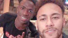 Vincius junto a Neymar