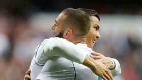 Abrazo de Cristiano y Benzema, en el Real Madrid - Málaga