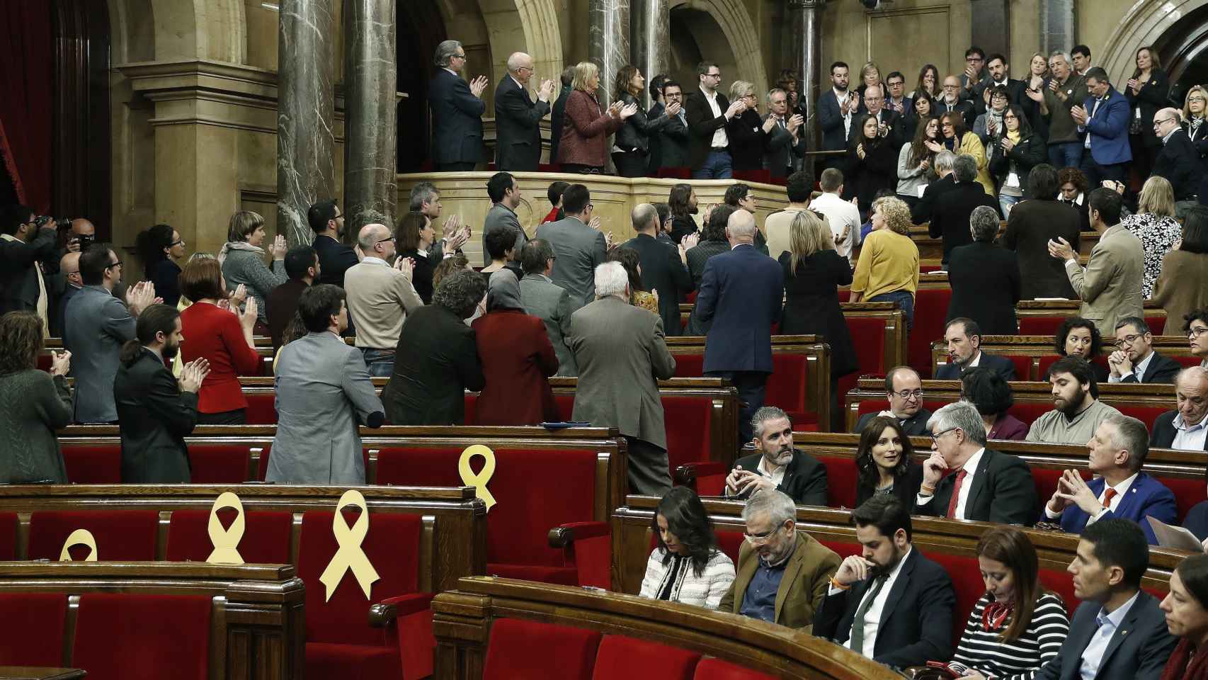 Imagen del Parlament. con los indepedentistas aplaudiendo a las familias de los presos.