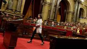 Inés Arrimadas se dirige al atril del Parlament.
