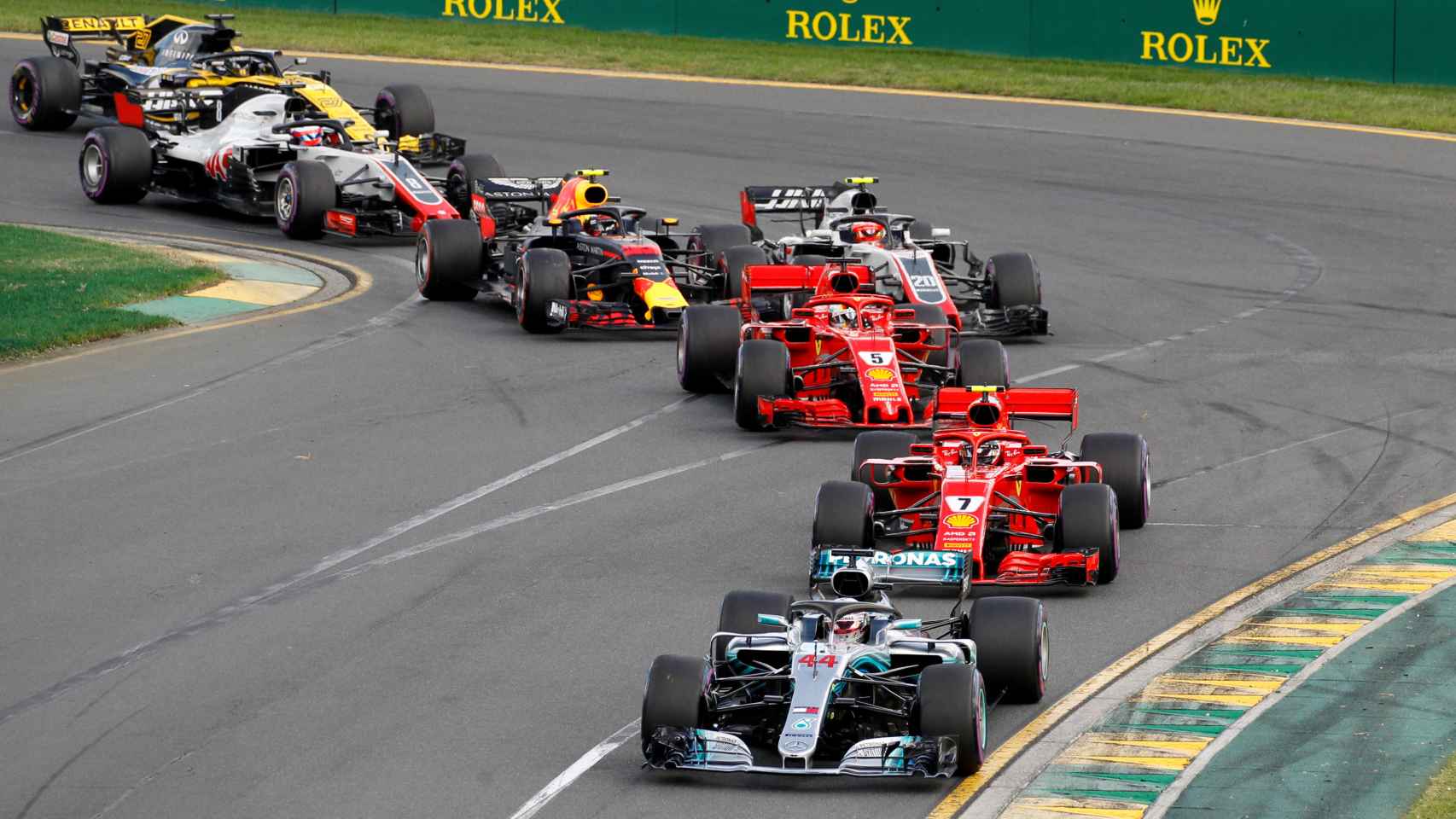 Los pilotos tratan de adelantarse durante el Gran Premio de Australia.