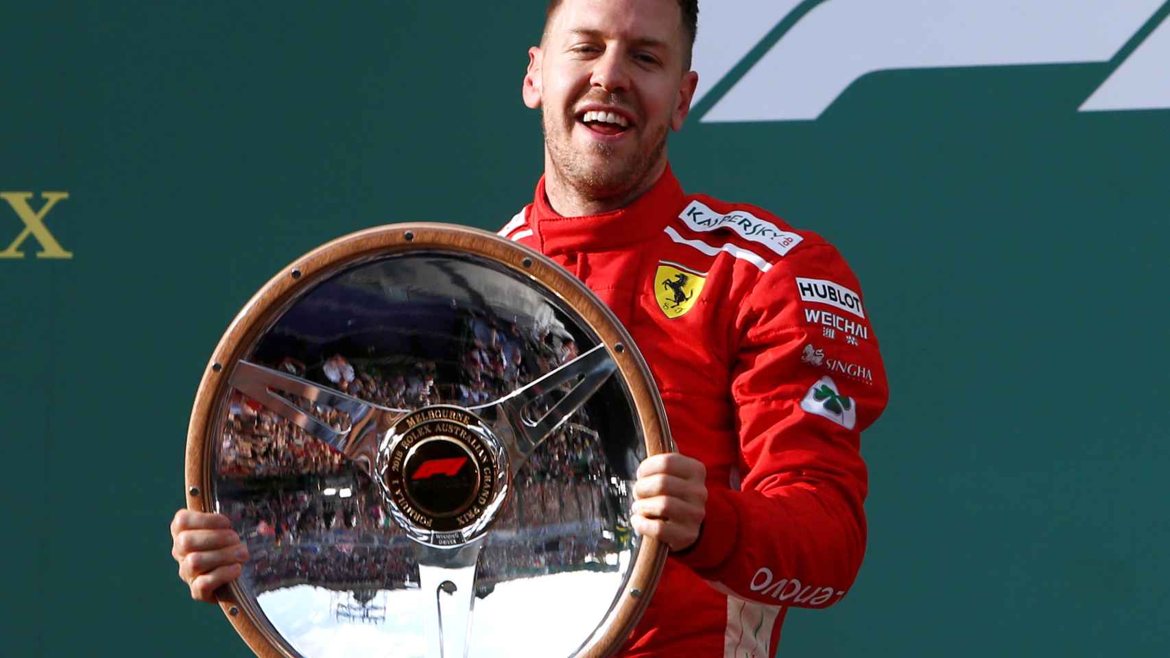 Vettel celebra su primer puesto.