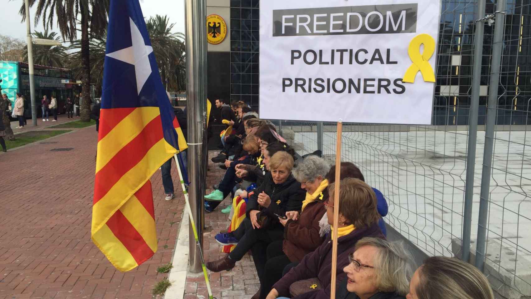 Manifestantes ante el Consulado alemán en Barcelona.