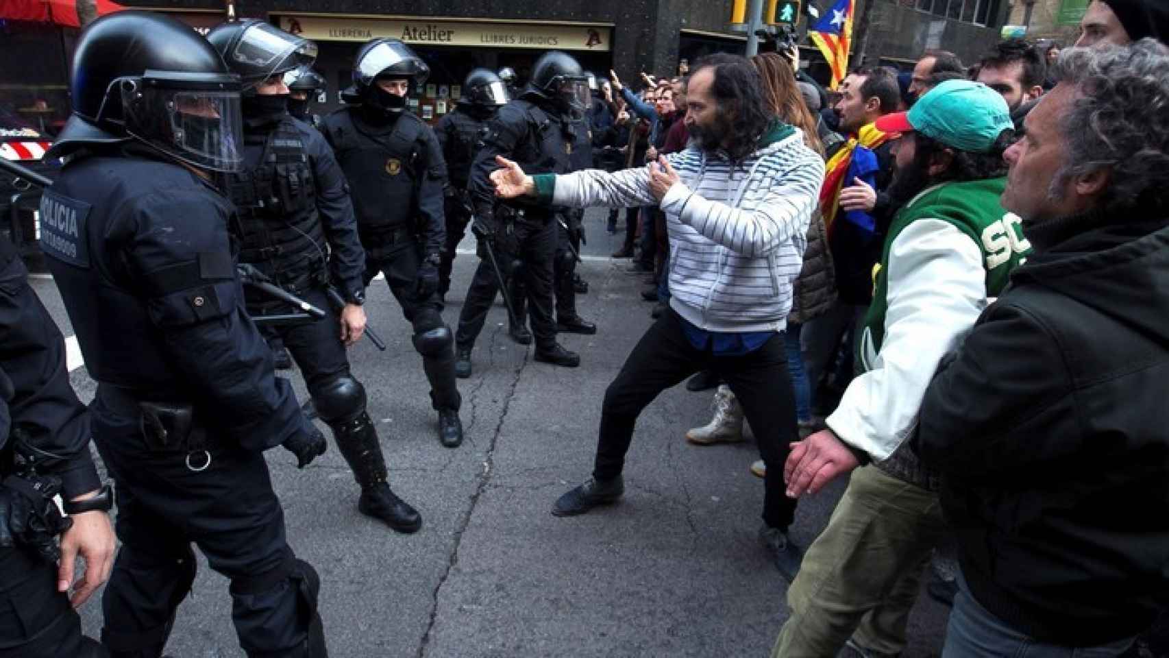 Manifestantes muestran carteles a favor de Puigdemont mientras recorren las calles de Barcelona.