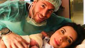 Ramos junto a Pilar Rubio y su hijo recién nacido