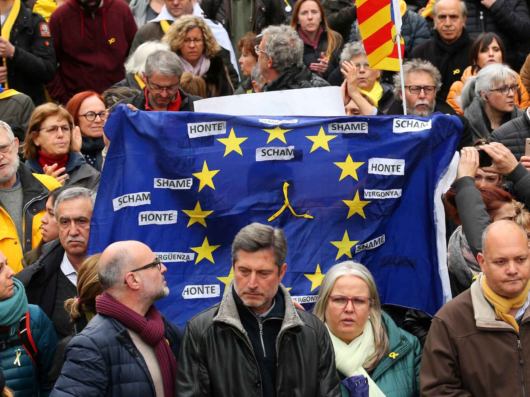 Pancartas antieuropeístas en la manifestación separatista frente al consulado alemán en Barcelona.