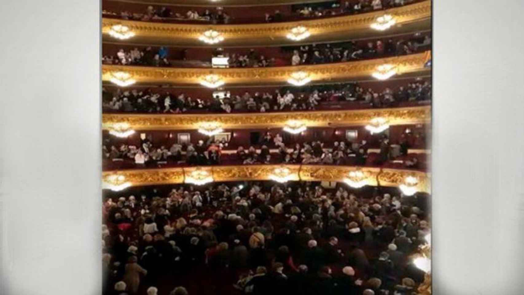 Los asistentes de la ópera en pie aclamando a Puigdemont.