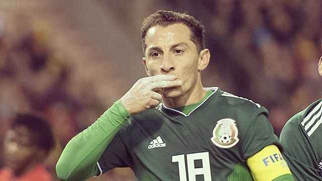Guardado celebra un gol con la camiseta de México.