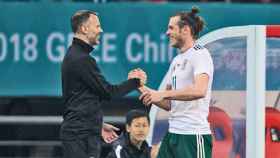 Ryan Giggs y Gareth Bale durante un partido en China Foto: Facebook (@FAWales)