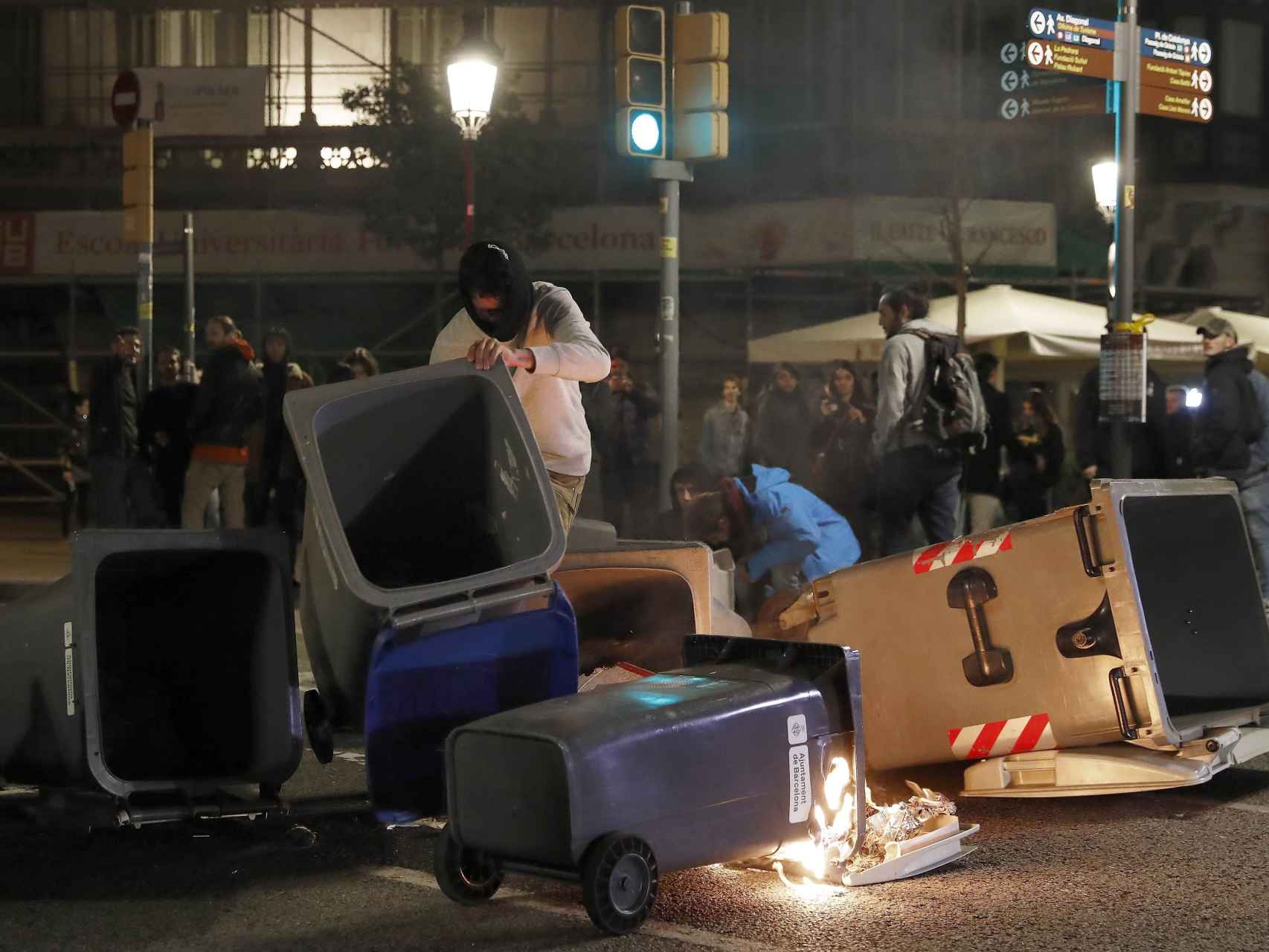Disturbios y quema de contenedores de basura en el Paseo de Gracia de Barcelona, el pasado día 25.