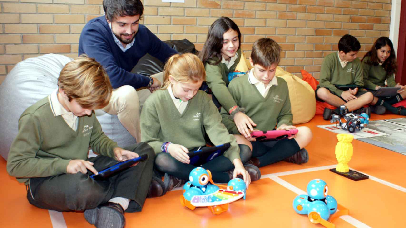 Alumnos del colegio Mas Camarena aprendiendo a través de la robótica.