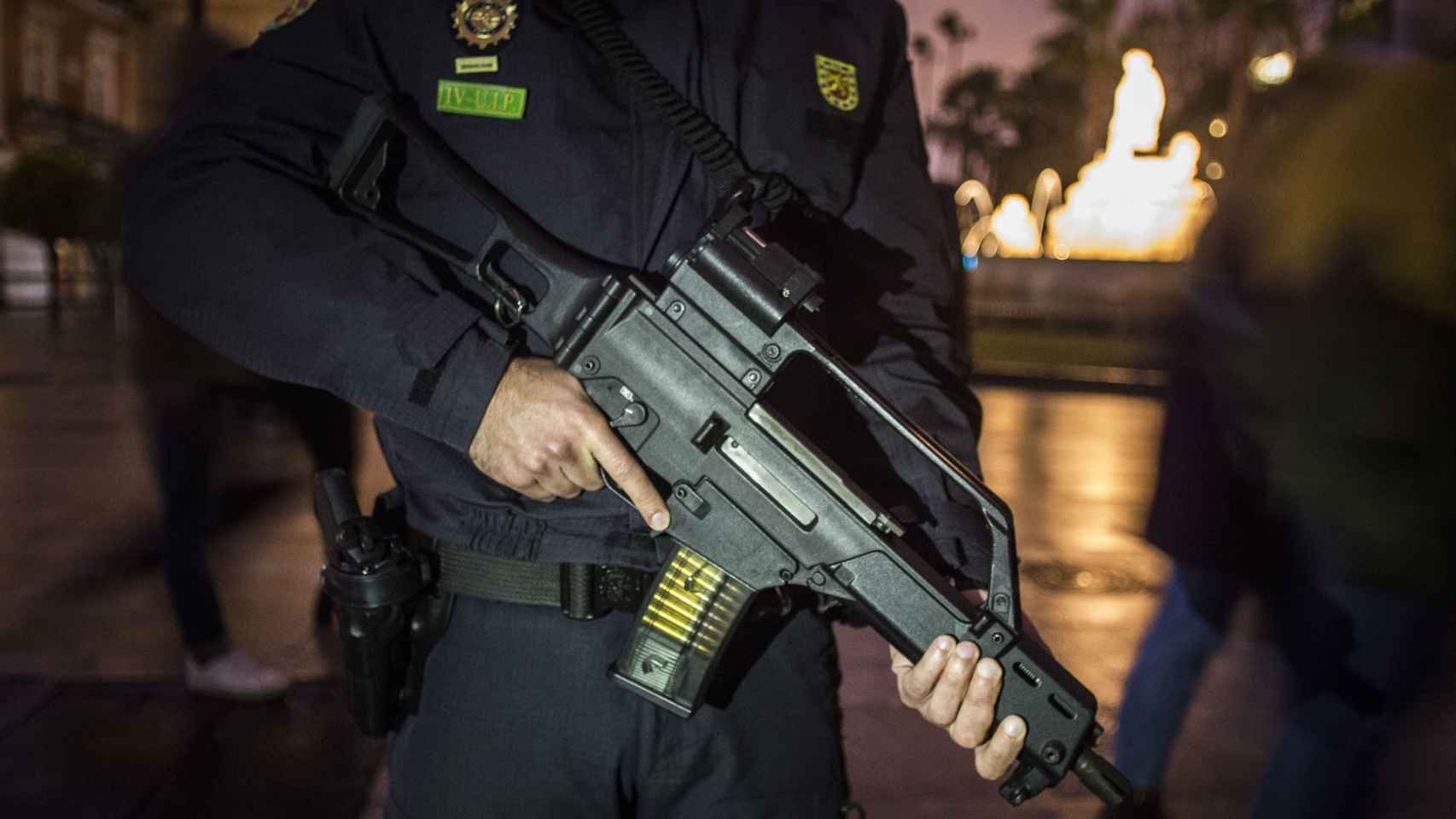 Agentes de la Unidad de Intervención de la Policía Nacional en uno de los acceso al centro de Sevilla.