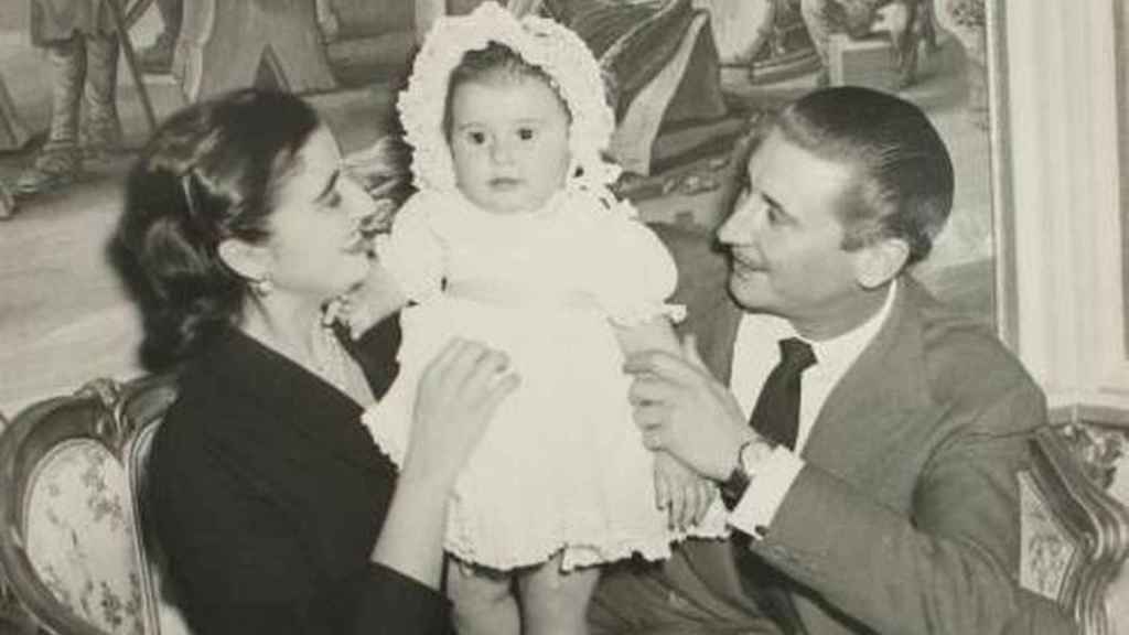 Carmen Franco y Cristóbal Martínez Bordiú sostienen a su hija Carmen.