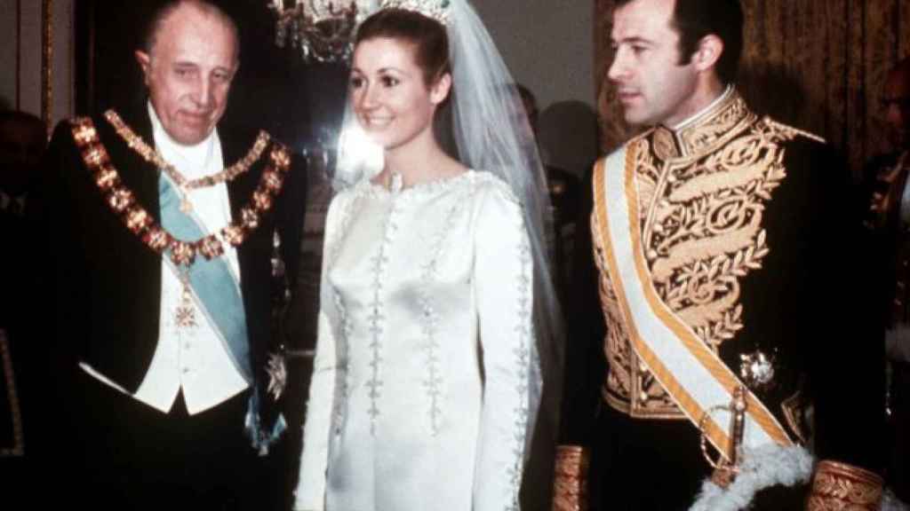 En su primera boda con Alfonso de Borbón.
