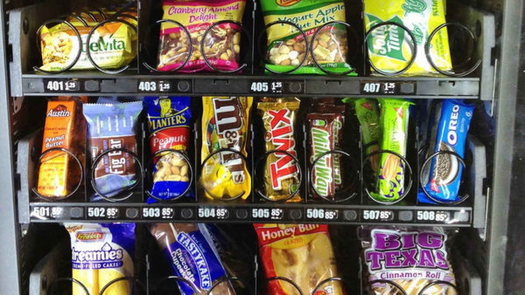 Una máquina de vending con distintos productos insanos.
