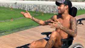 Neymar, en seilla de ruedas. Foto. Instagram (@neymarjr)