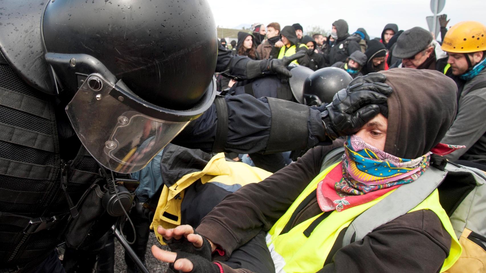 Los Mossos desalojan a los independentistas que cortan la AP-7