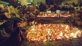 Imagen de las velas por los 64 fallecidos.
