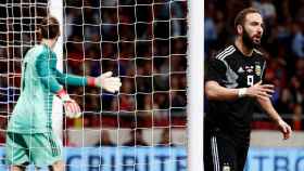 Higuaín tras fallar una clara ocasión de gol ante De Gea en el España-Argentina.