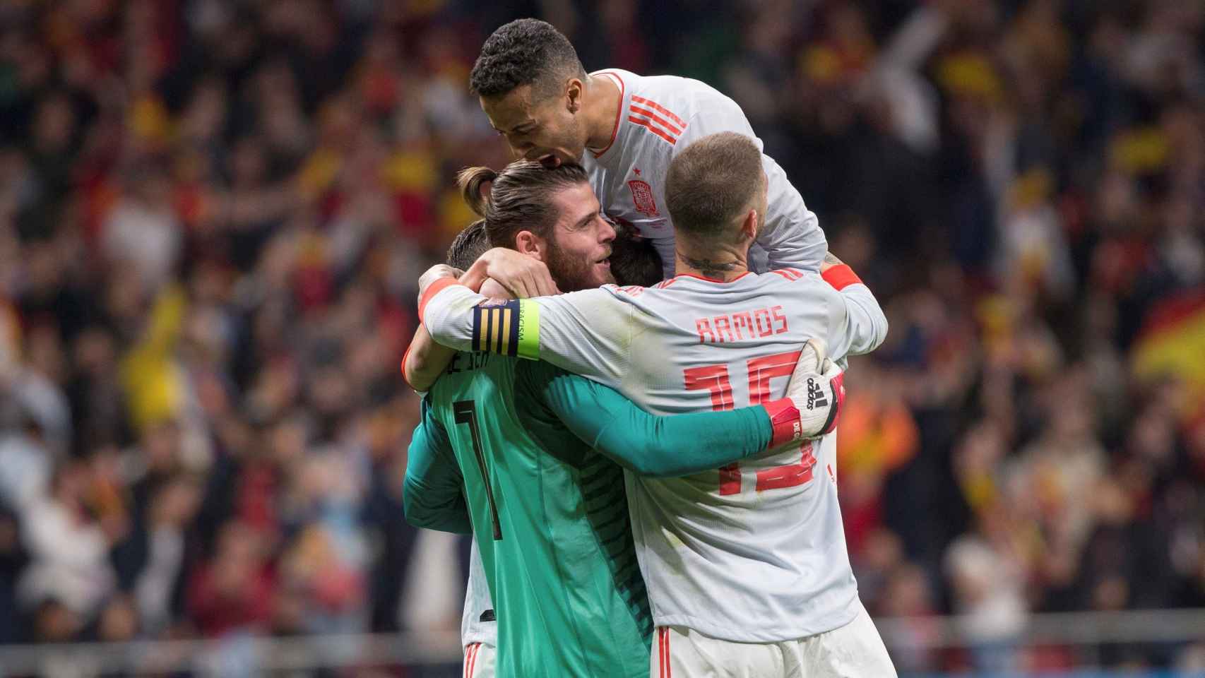 Thiago y Ramos abrazan a De Gea.
